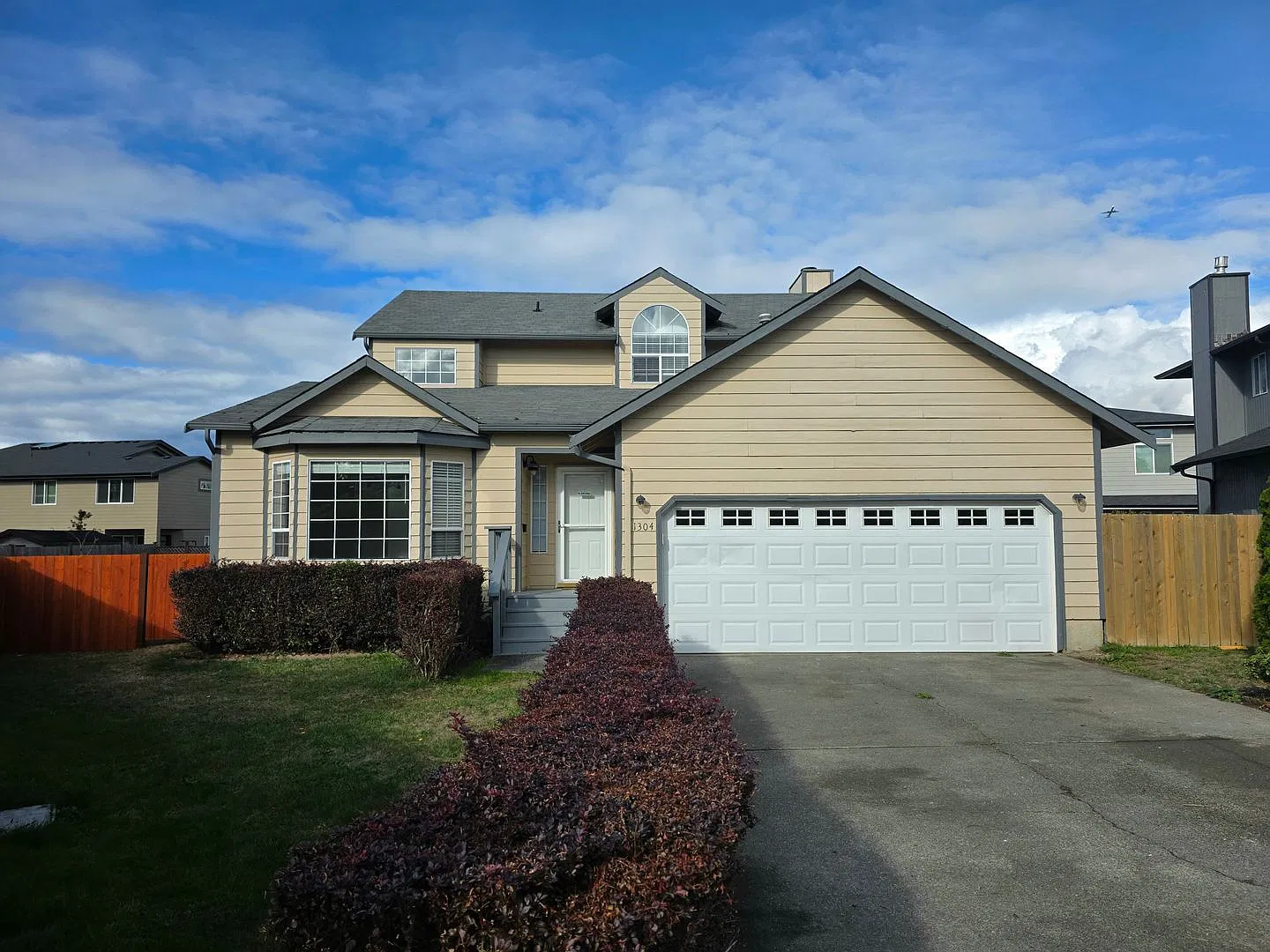 DesMoines home, 3 bed 2.5 bath home with 2 car garage. Available NOW!! — Photo 1