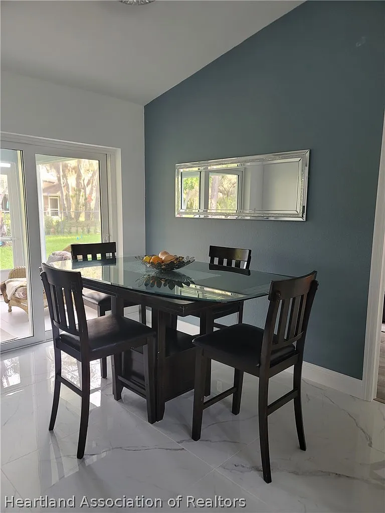 3 bed, 2.0 bath, 1310 sqft, $2,400 — Photo 4