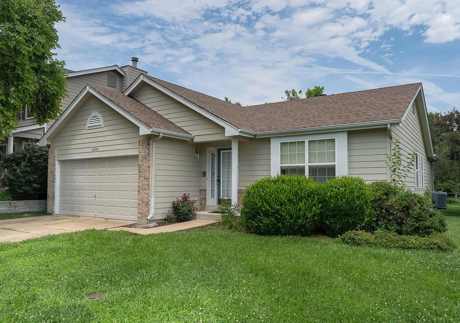 16944 Hickory Crest Dr — Photo 2
