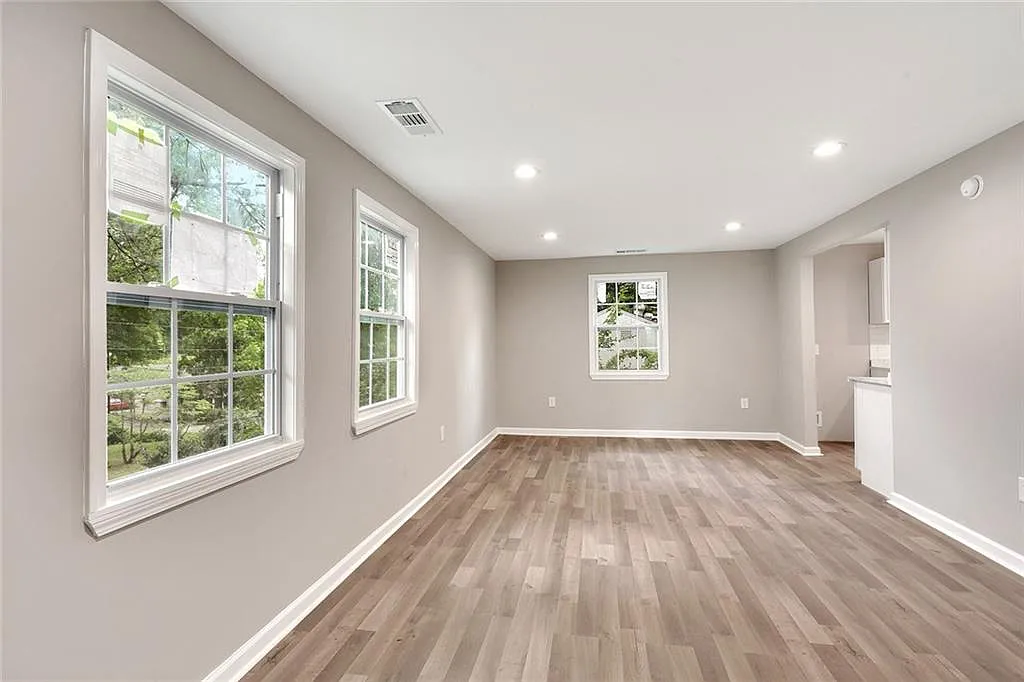 3 bed, 2.0 bath, 1092 sqft, $1,900 — Photo 2