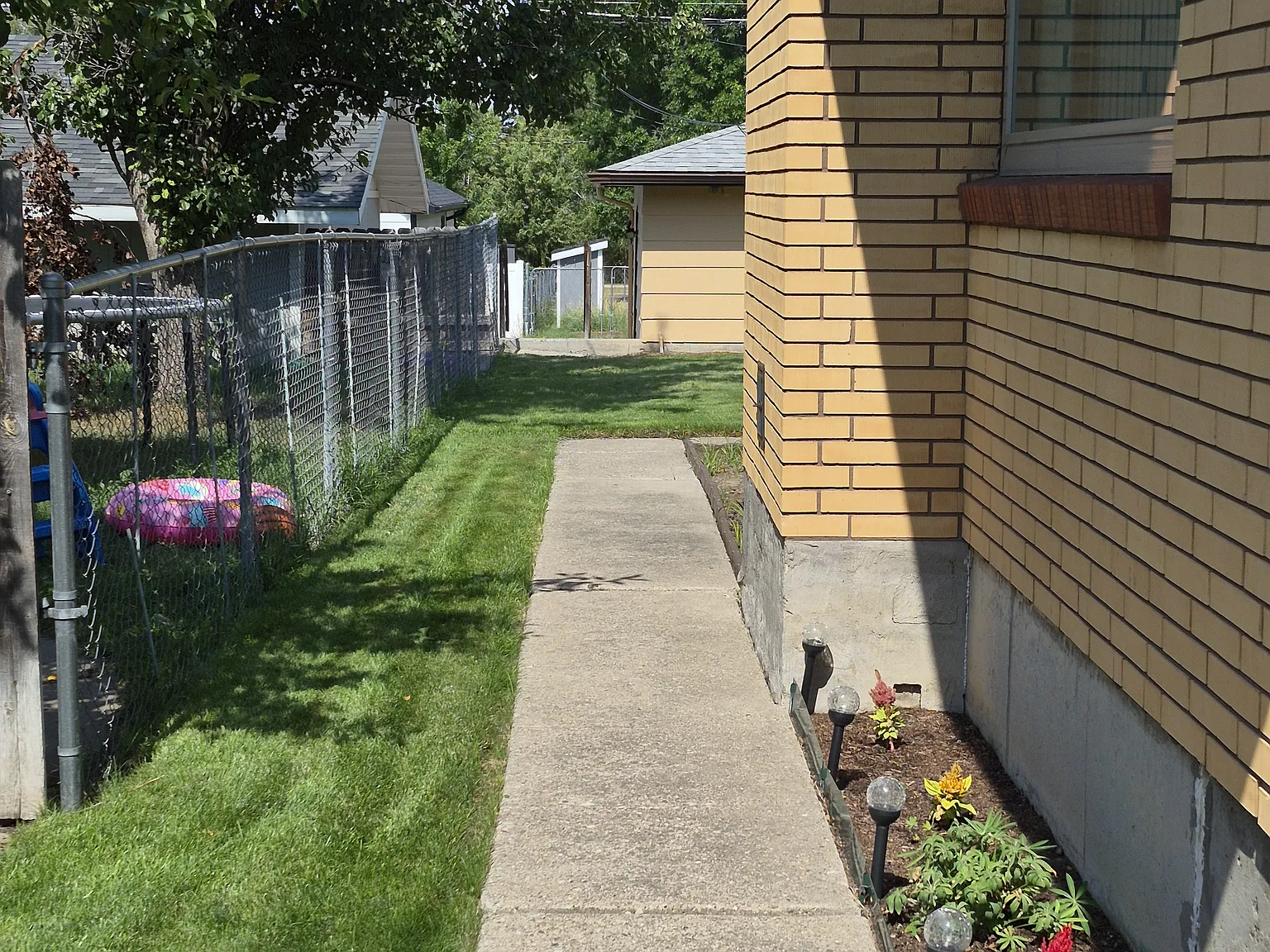 4 bed, 1900 sqft, $2,000 — Photo 2