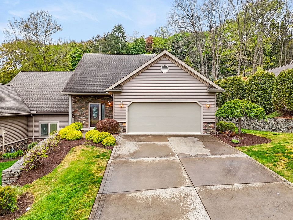 1st image of 4 Eagle Dr