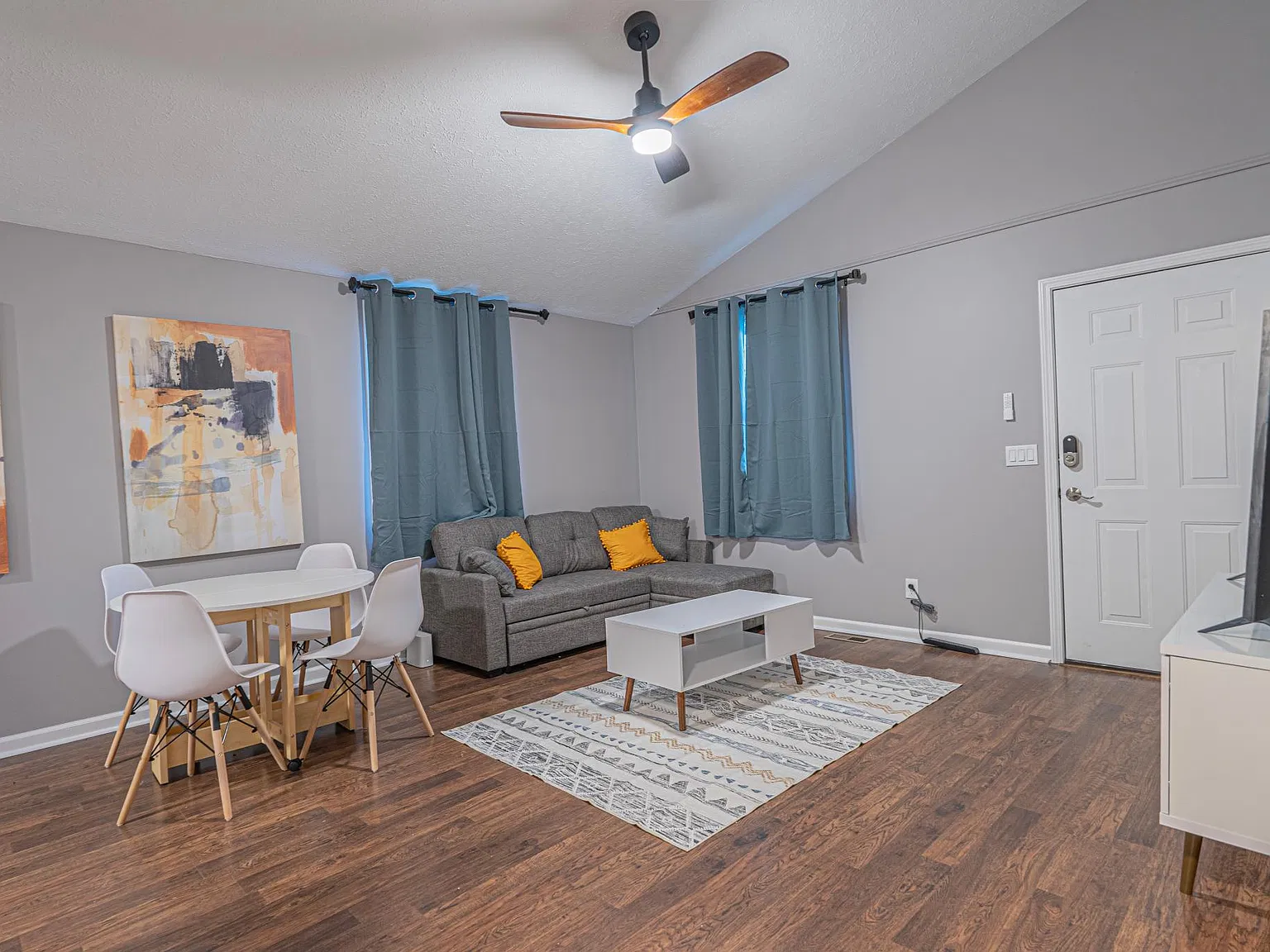 2 bed, 700 sqft, $1,895 — Photo 2