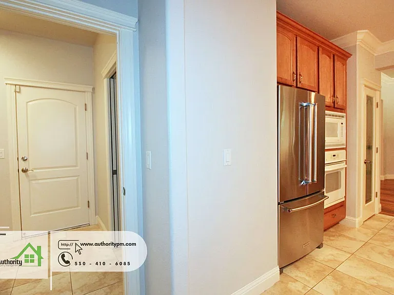 2052 Hedgerow Ave — Photo 24