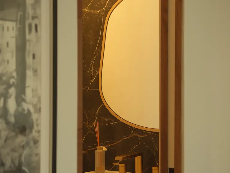 Powder room, next to the living room allowing an easy access to guest