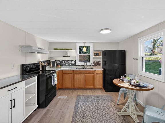4th image of 151 Brooks St