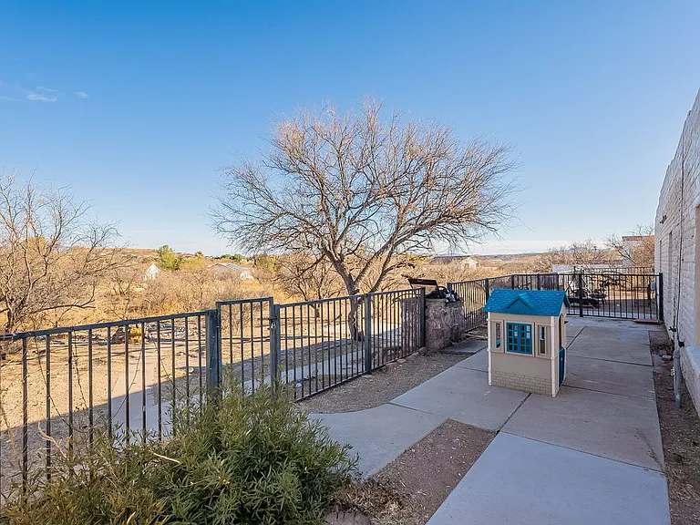 427 Sykes Cir — Photo 8