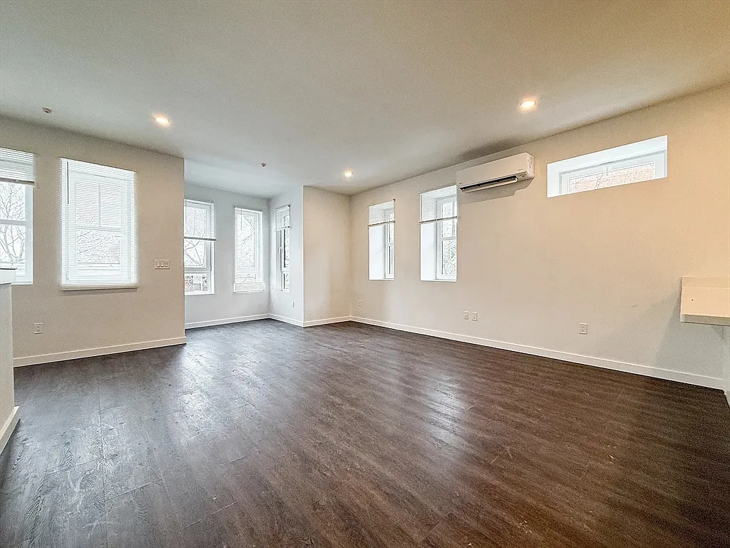 4 bed, 4.0 bath, 1300 sqft, $5,100 — Photo 4
