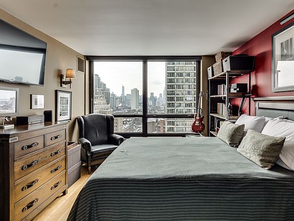 3rd image of 2020 N. Lincoln Park West