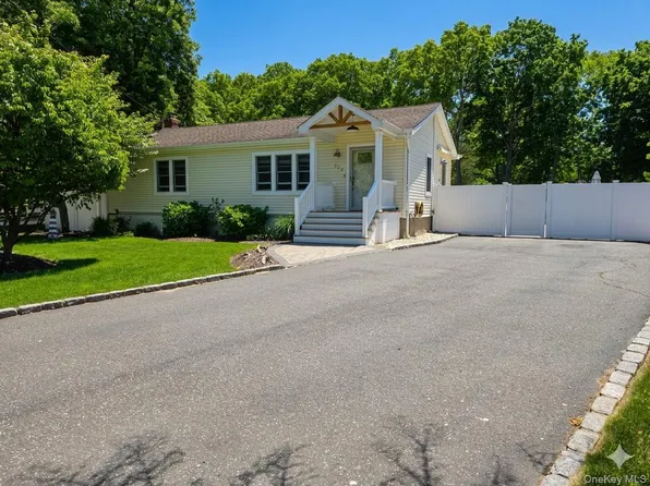 214 Pleasant Street, Ronkonkoma, NY 11779