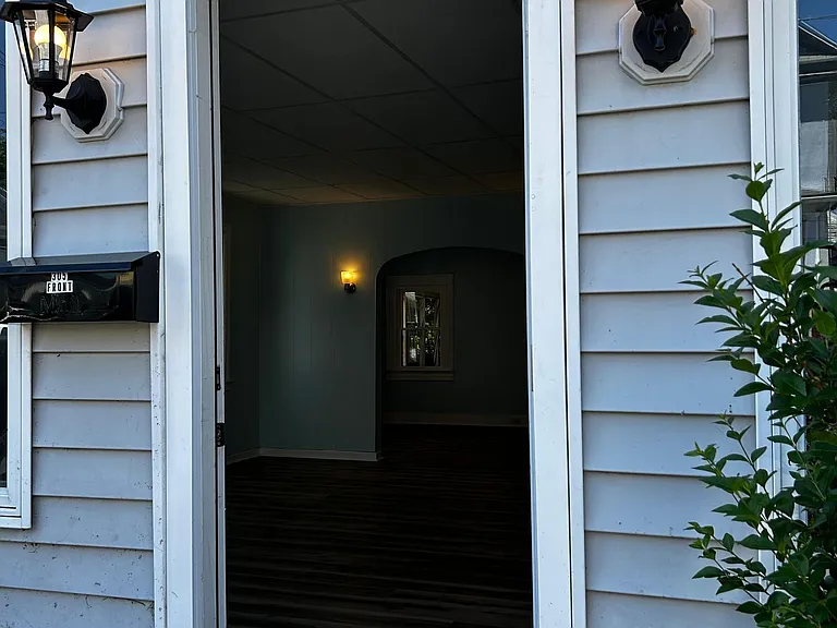 305 Jackson St — Photo 15