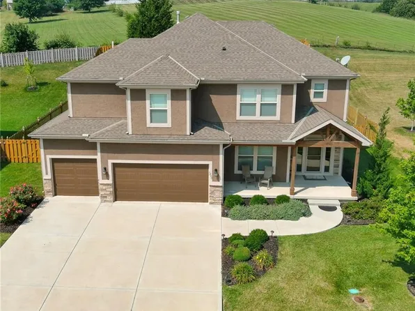 1280 Summit Ct, Lansing, KS 66043