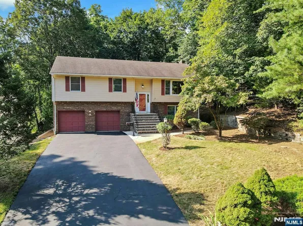 112 Moffatt Rd, Mahwah, NJ 07430