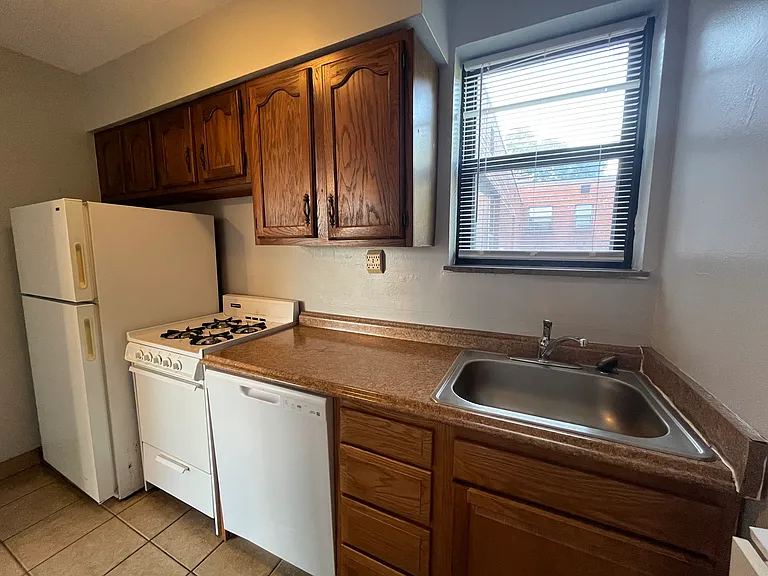 Royal Gardens Apartments — Photo 17