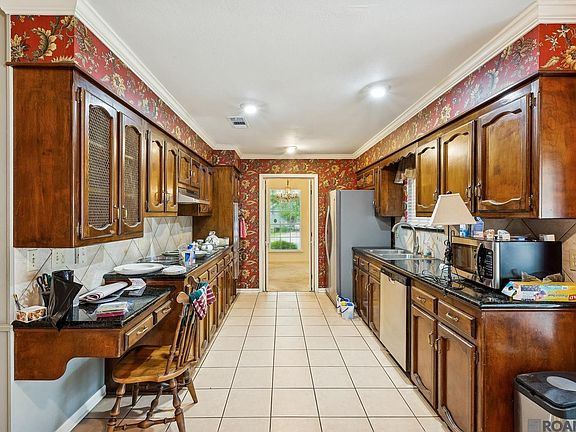 5th image of 927 Bourbon Ave