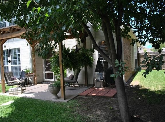 3rd image of 1394 Chinaberry Dr