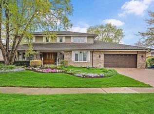 430 Waterford Dr, Willowbrook, IL 60527