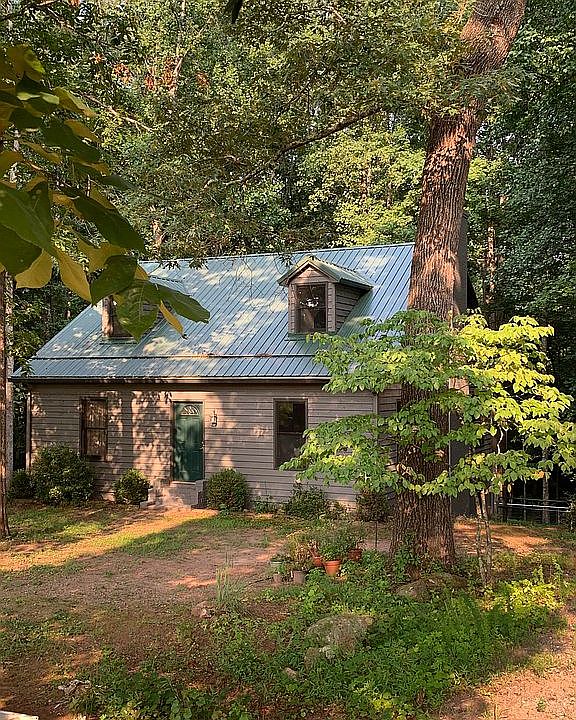2nd image of 776 Burgundy Ln