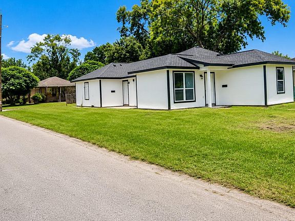 3rd image of 1206 Pinewood Ln