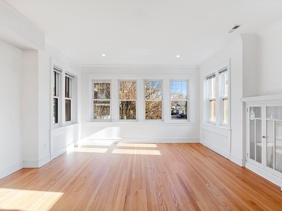 1st image of 2318 N Sacramento Ave APT 1