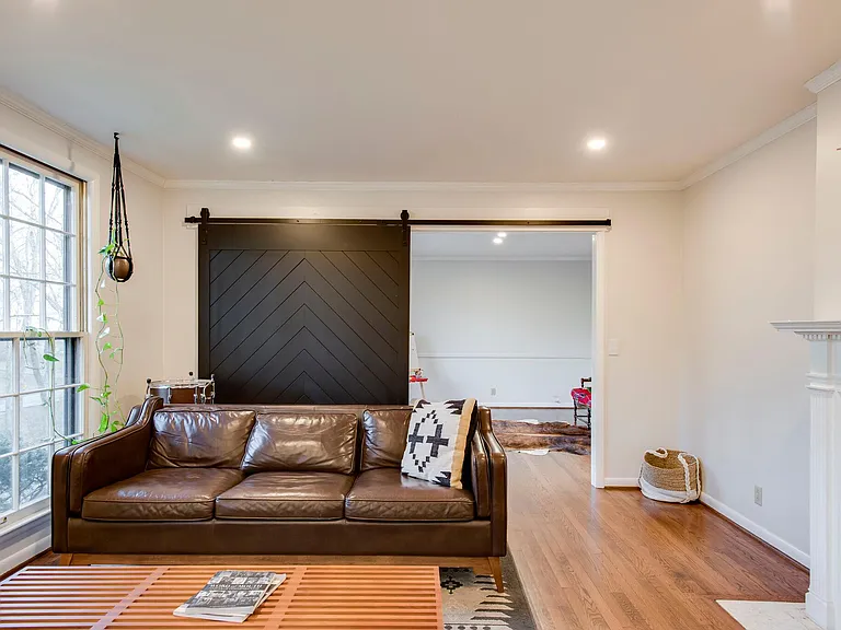 1745 Kingsbury Dr — Photo 2