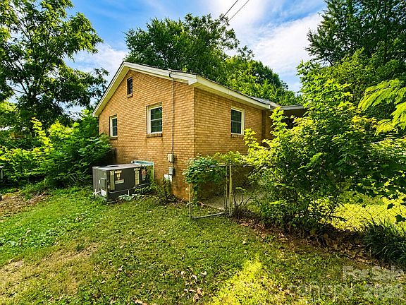 3rd image of 128 E Hilltop Dr