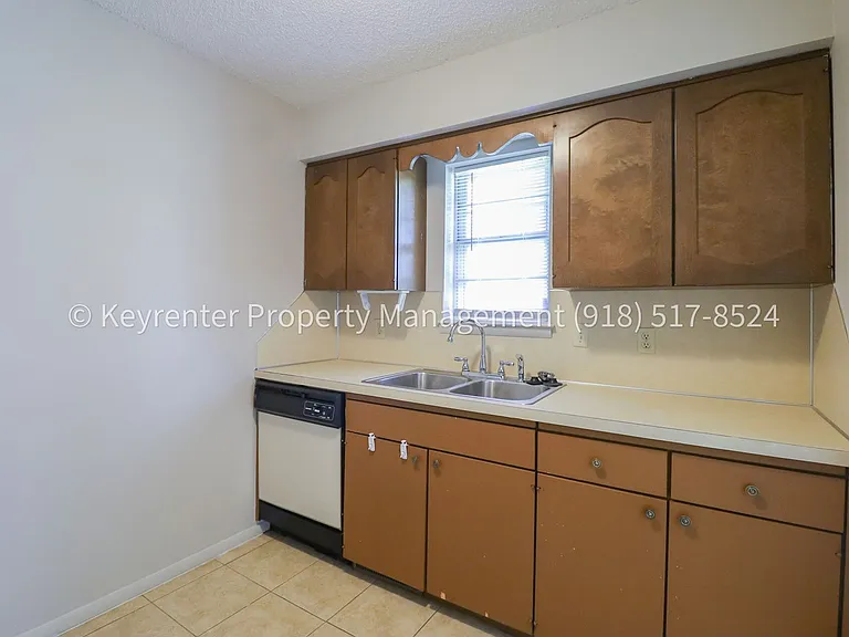 6135 - 6137 S Troost Ave Duplex — Photo 20