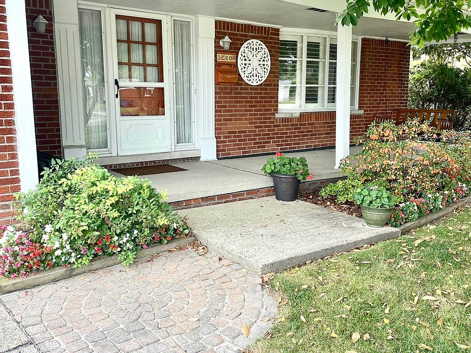 1st image of 32208 Gainsborough Dr