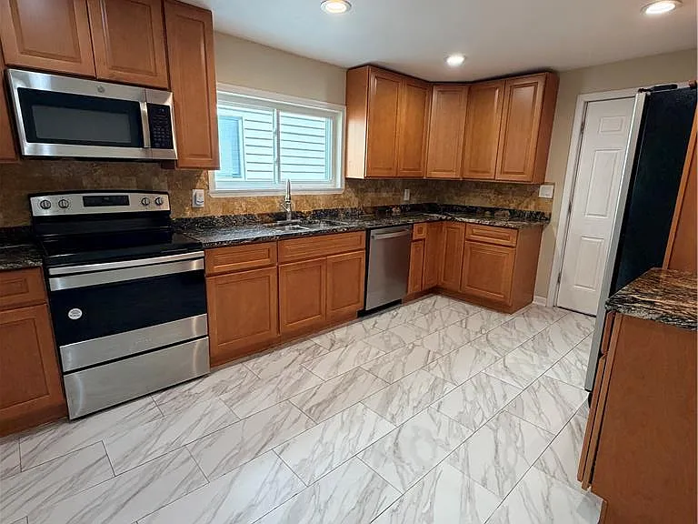 718 Ferry St — Photo 7