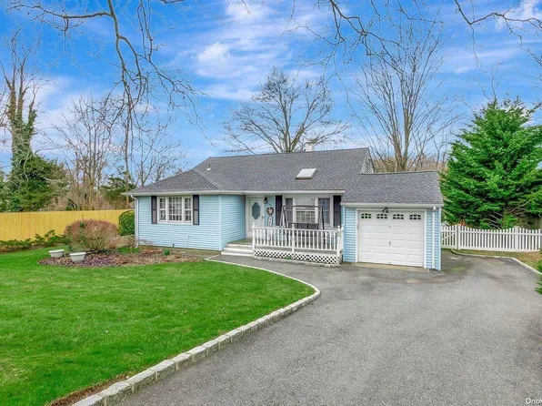 4 Grand Street, Smithtown, NY 11787