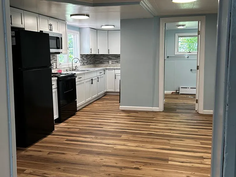 305 Jackson St — Photo 23