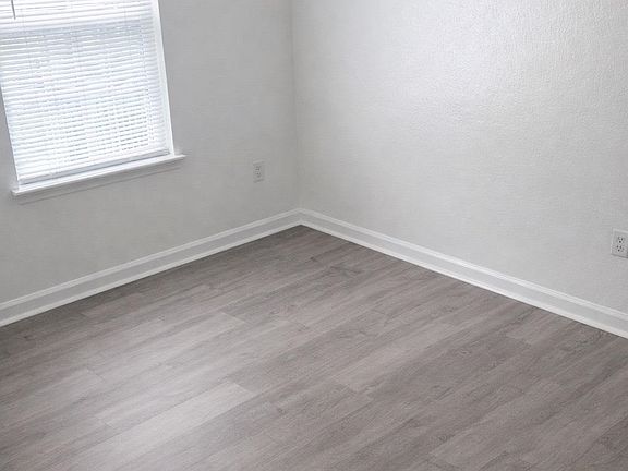 3rd image of 2221 Timberwood Cir S