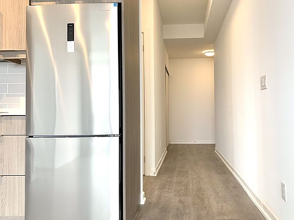5th image of 36 Manor Rd E #908