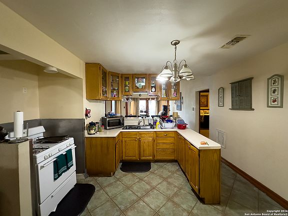 3rd image of 322 La Gloria St