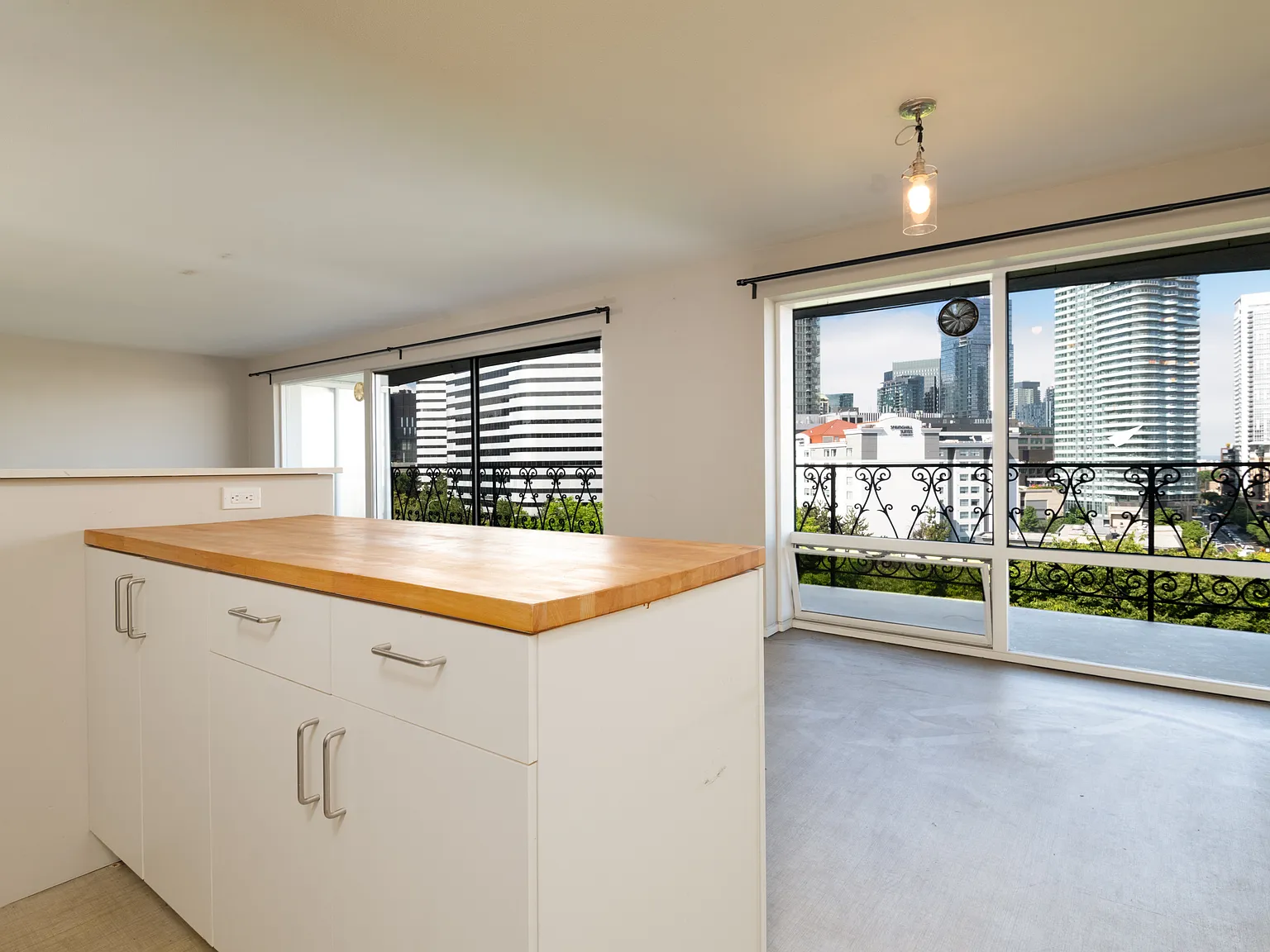 2 bed, 1096 sqft, $2,600 — Photo 1