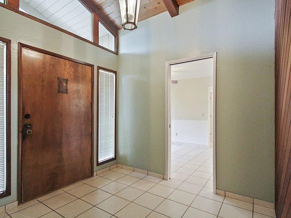 3rd image of 119 W Green Oaks Dr