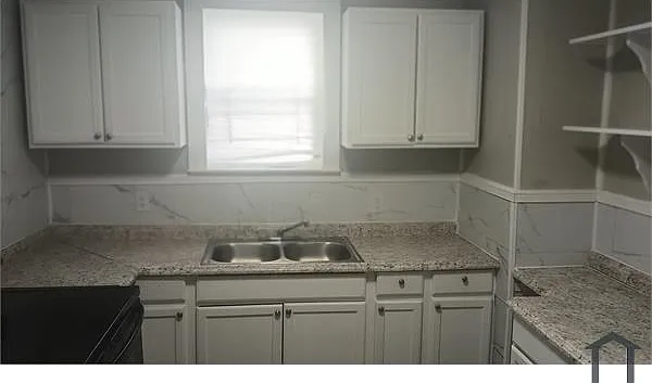 1536 W 8th St — Photo 12