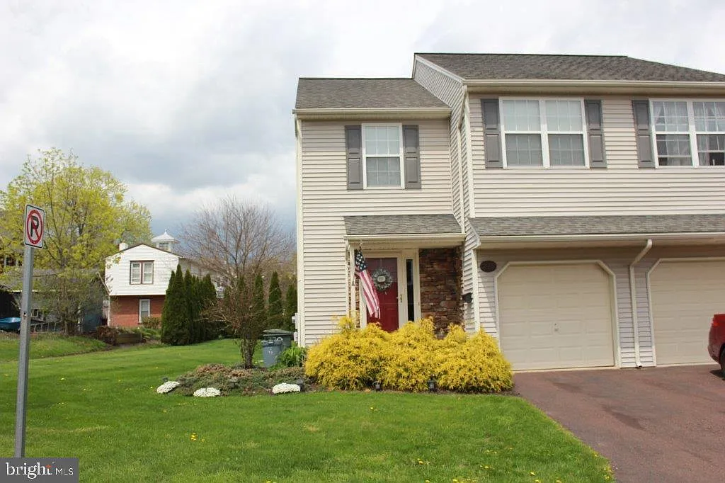 228 Marshall St photo 1