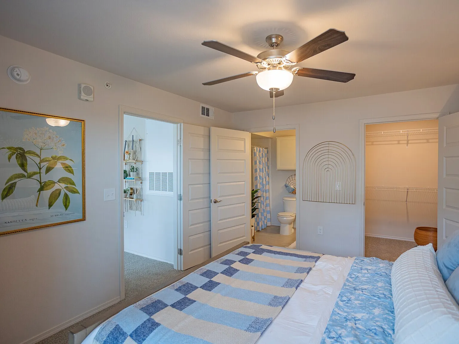 3 bed, 834 sqft, $2,756 — Photo 4