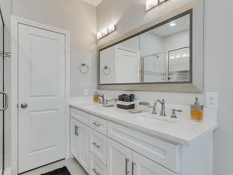 8206 Chesham Dr — Photo 24