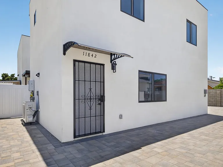 11840 Arminta St — Photo 53