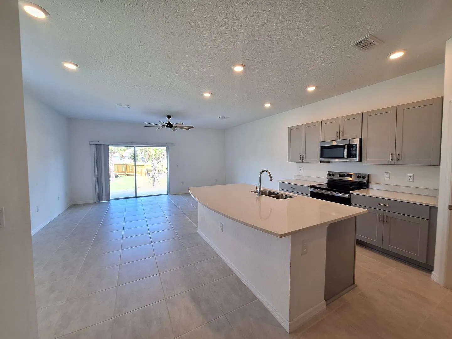 3br 2.5ba Townhome — Photo 4