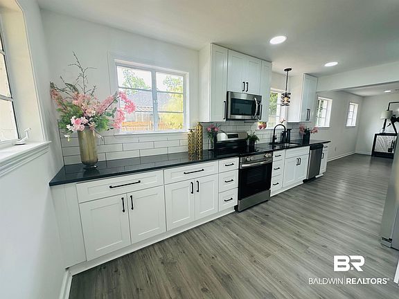 5th image of 808 Rowell St