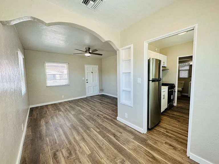 1 Bedrooms Near U of A! Cottage Style Homes with Washer/Dryers and Renovated! — Photo 9