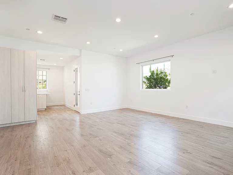 1029 Melrose Ave #104 — Photo 12
