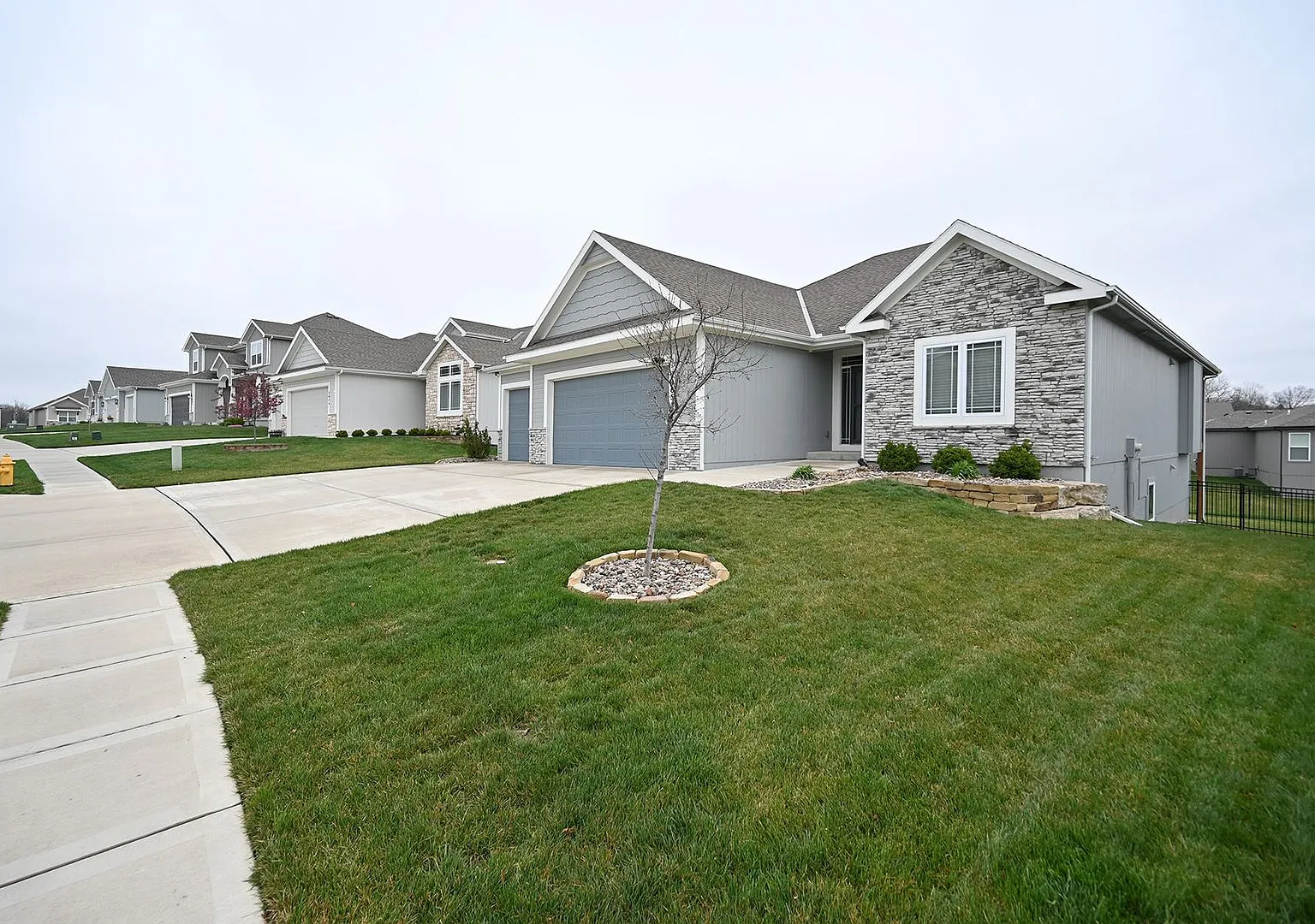 Wonderful 4 bedroom, 3 bath home with 3 car garage for rent! — Photo 2