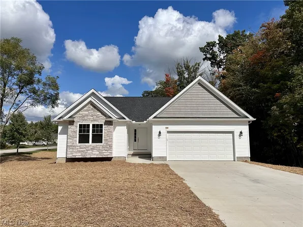 6408 Klines Dr, Girard, OH 44420