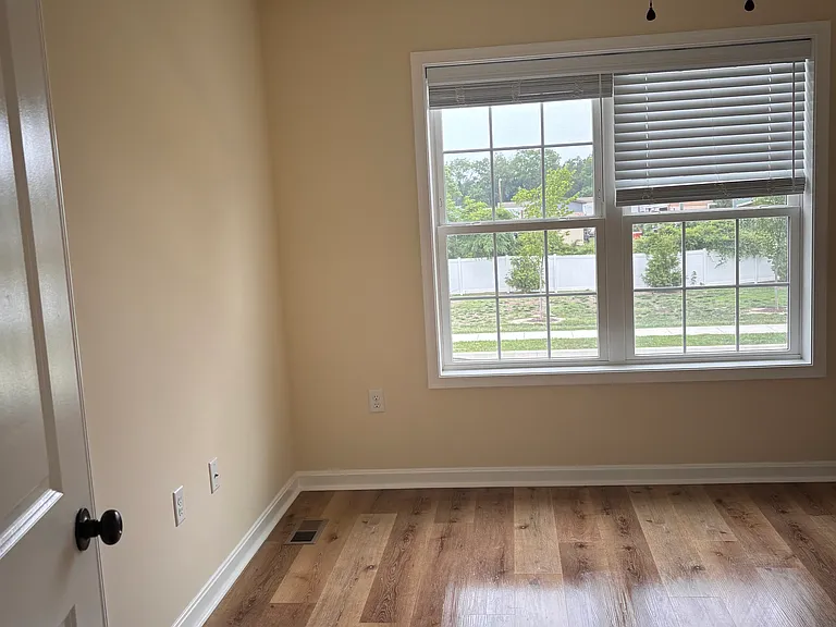 105 Rojan Rd — Photo 7
