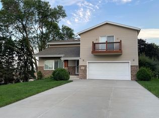 15515 Fieldcrest Cir, Omaha, NE 68154