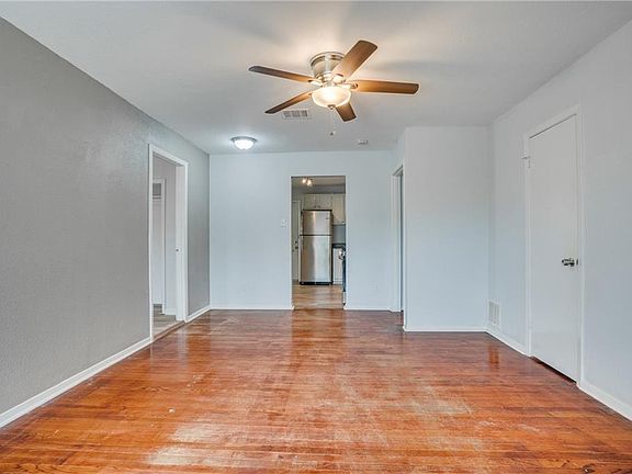 4th image of 5220 Lovell Ave